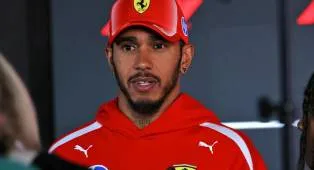 Lewis Hamilton Dapat Peringatan Akibat Kesalahan “Konyol”