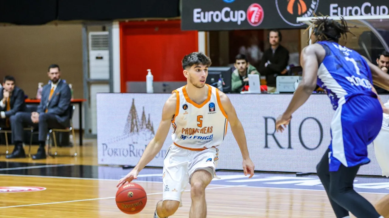 Olympiacos Piraeus dapatkan jasa Nikos Plotas.