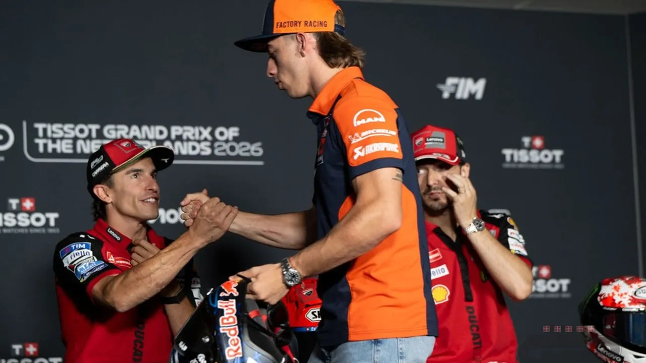 Pedro Acosta menyalami Marc Marquez di MotoGP Belanda