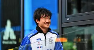 Yuki Tsunoda Dipanggil Balik ke F1 Saat Bersantai di Pantai