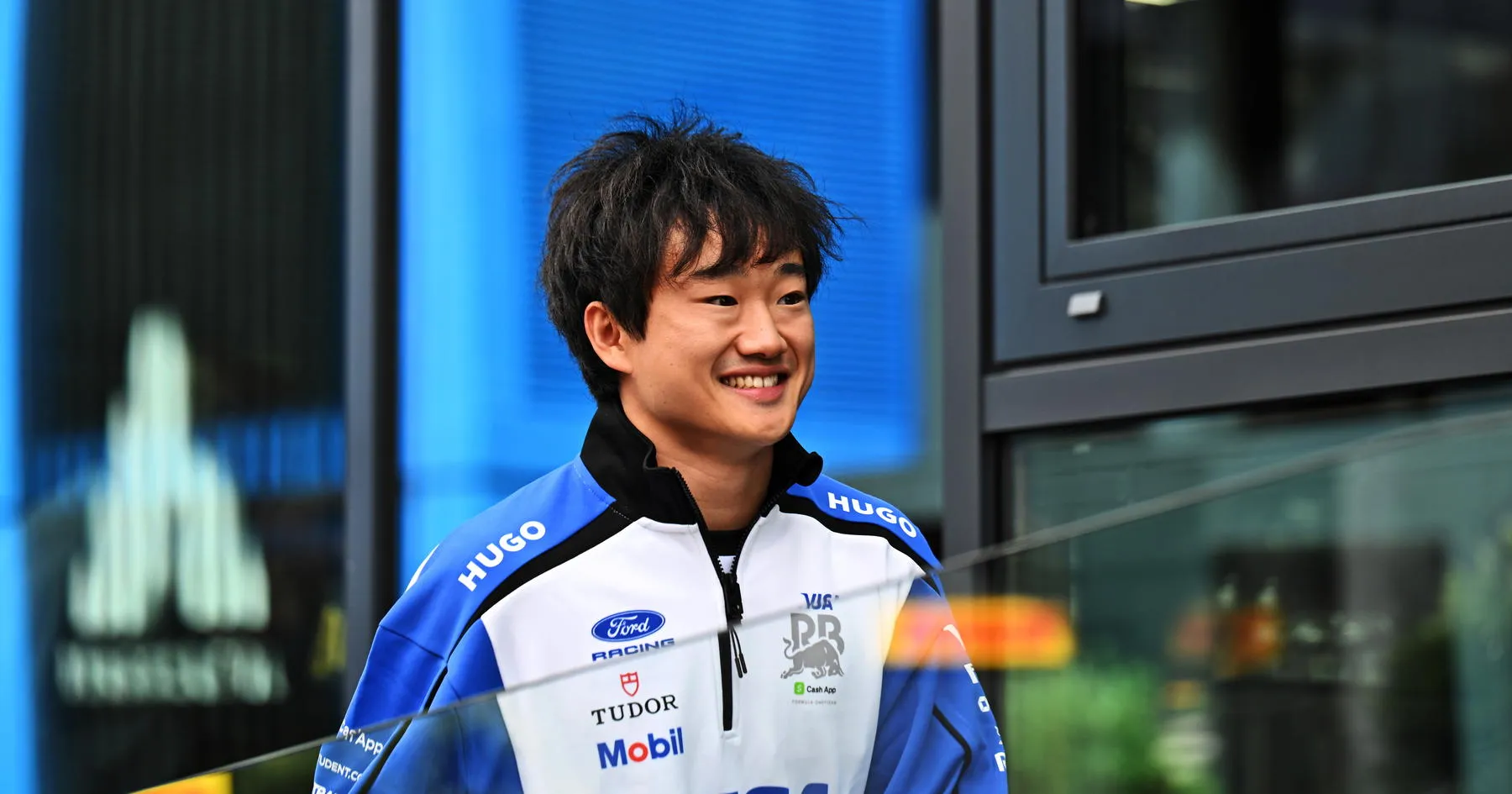 Yuki Tsunoda Dipanggil Balik ke F1 Saat Bersantai di Pantai - sumber: (racingnews365)