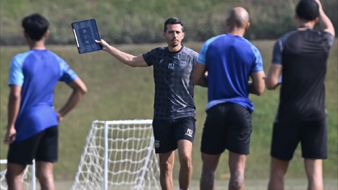 Pelatih Borneo FC, Mauro Jeronimo memimpin latihan timnya