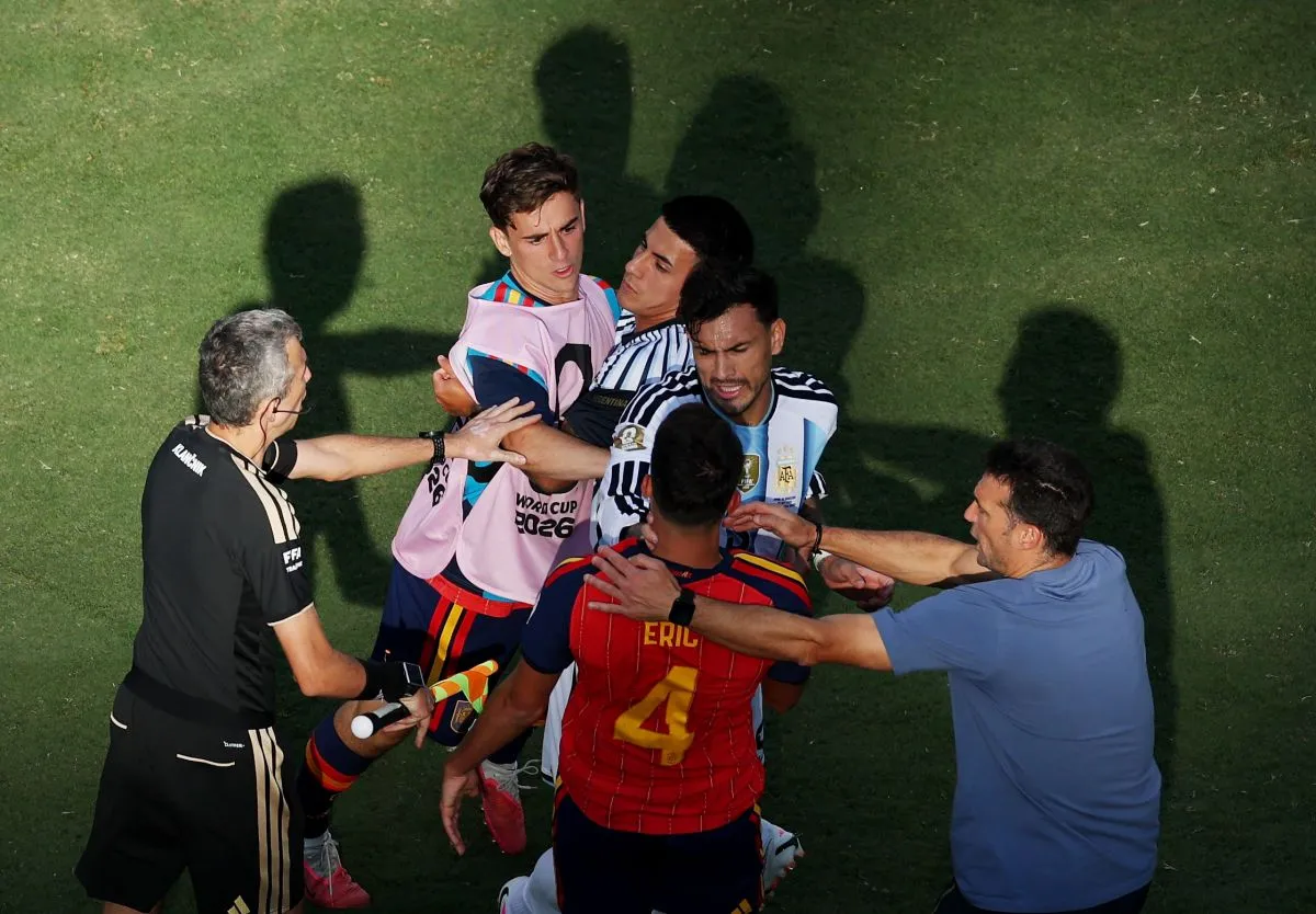 FIFA Hukum Paredes dan Molina Akibat Ricuh Final Piala Dunia - sumber: (footballitalia)