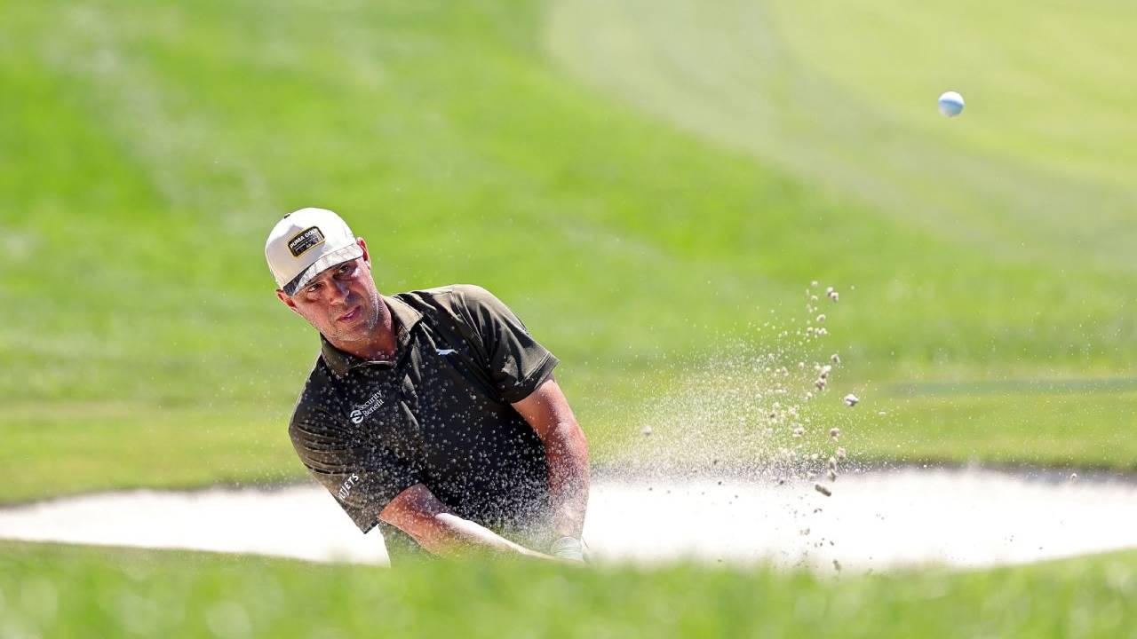 Gary Woodland Tampil Gemilang dan Berbagi Puncak BMW Championship