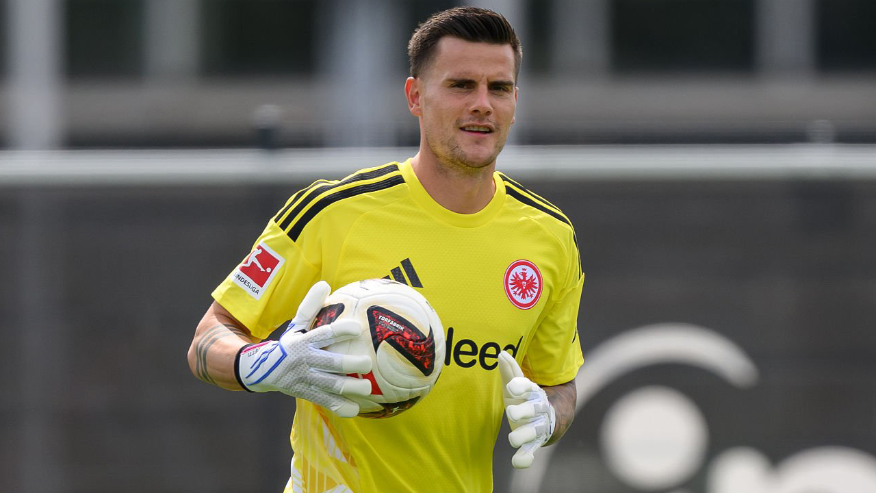Leeds United Selangkah Lagi Datangkan Michael Zetterer dari Frankfurt