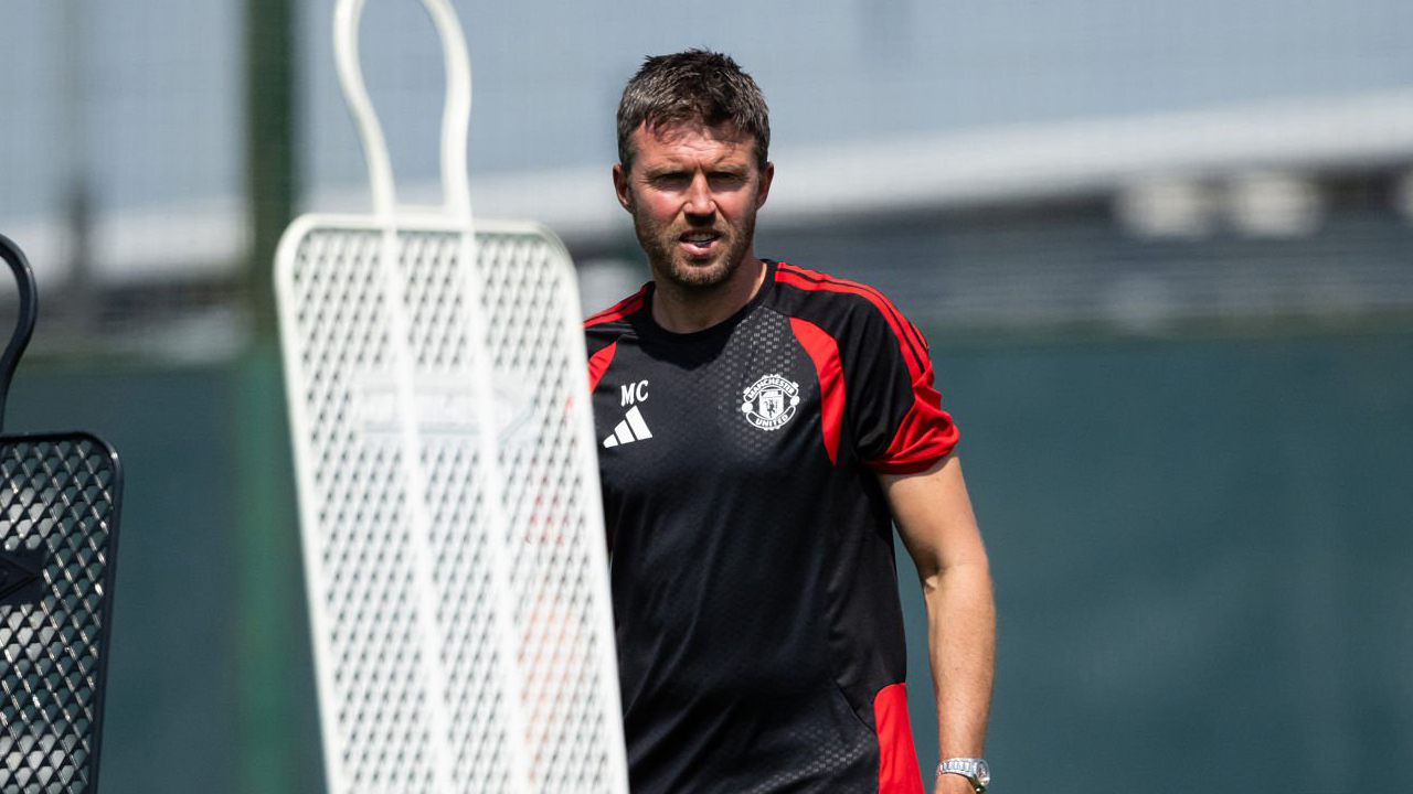Michael Carrick Tolak Anggapan MU Bakal Mudah Kalahkan Tim Promosi