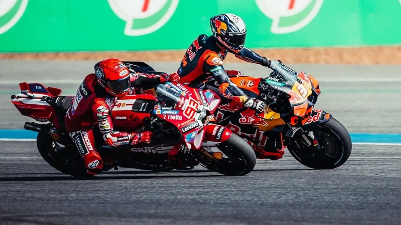 Pedro Acosta saat berduel dengan Marc Marquez
