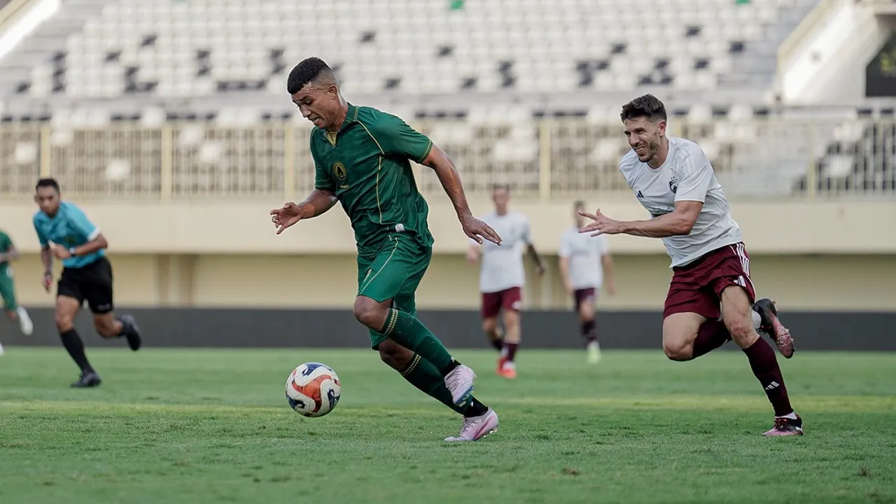 Penyerang PSS Sleman, Gustavo Tocantins di laga kontra PSM Makassar