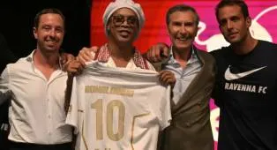 Ronaldinho Resmi Gabung Ravenna, Ungkap Kenangan Indah di Milan