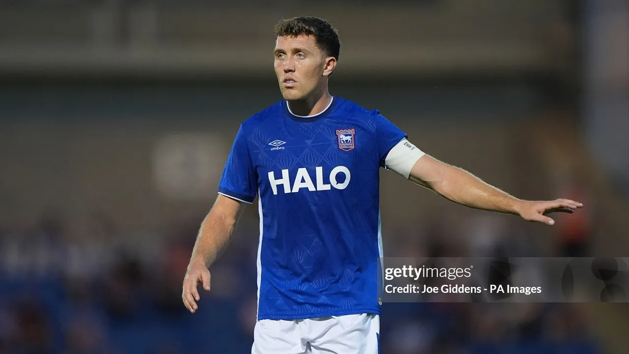 Dara O'Shea tak mau membatasi target Ipswich Town setelah kembali ke Premier League