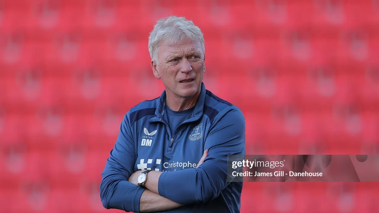 David Moyes tegaskan Everton tetap memburu bek kanan meski punya beberapa alternatif