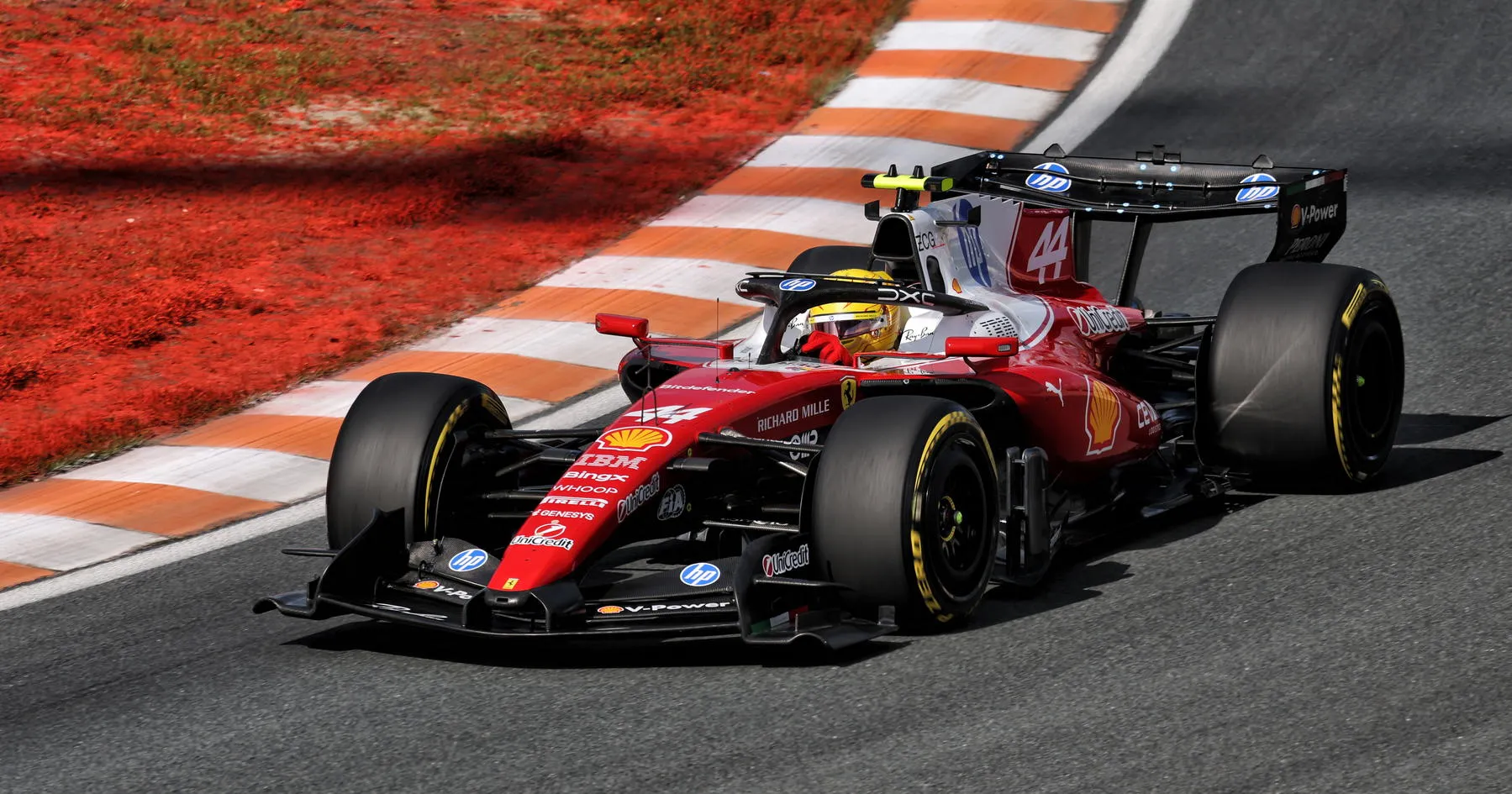 Hamilton dan Verstappen Diselidiki Usai Balapan di Zandvoort - sumber: (racingnews365)