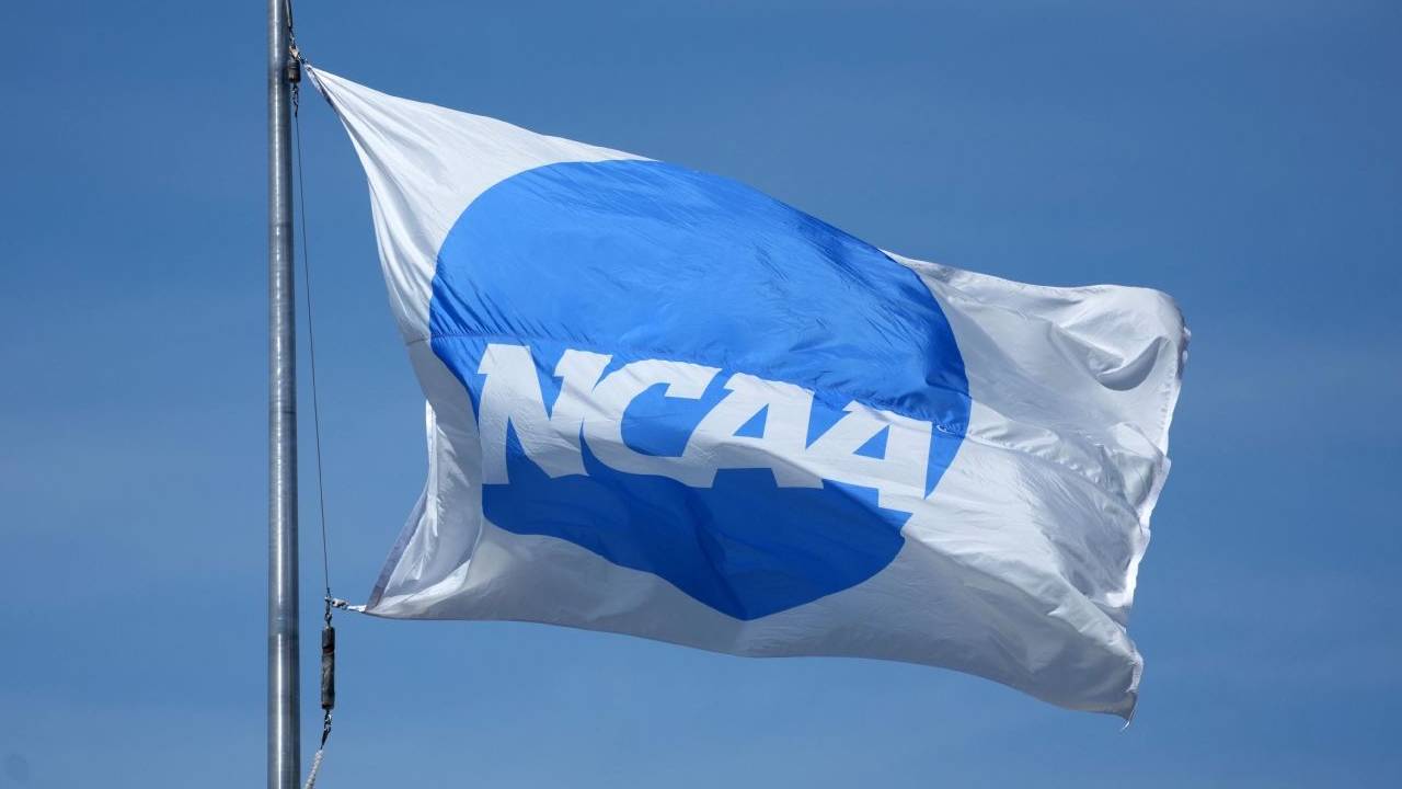 Komisaris SEC Greg Sankey Tolak Atlet Profesional Balik Bertanding di NCAA