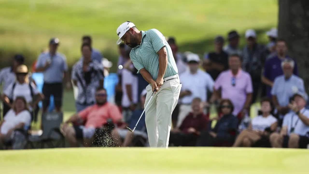 Putter Lama Antarkan J.J. Spaun ke Puncak BMW Championship