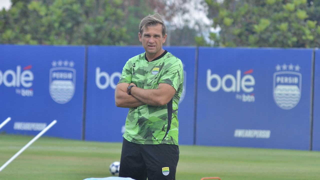 Stadion GBLA Belum Siap, Pelatih Persib Keluhkan Lapangan