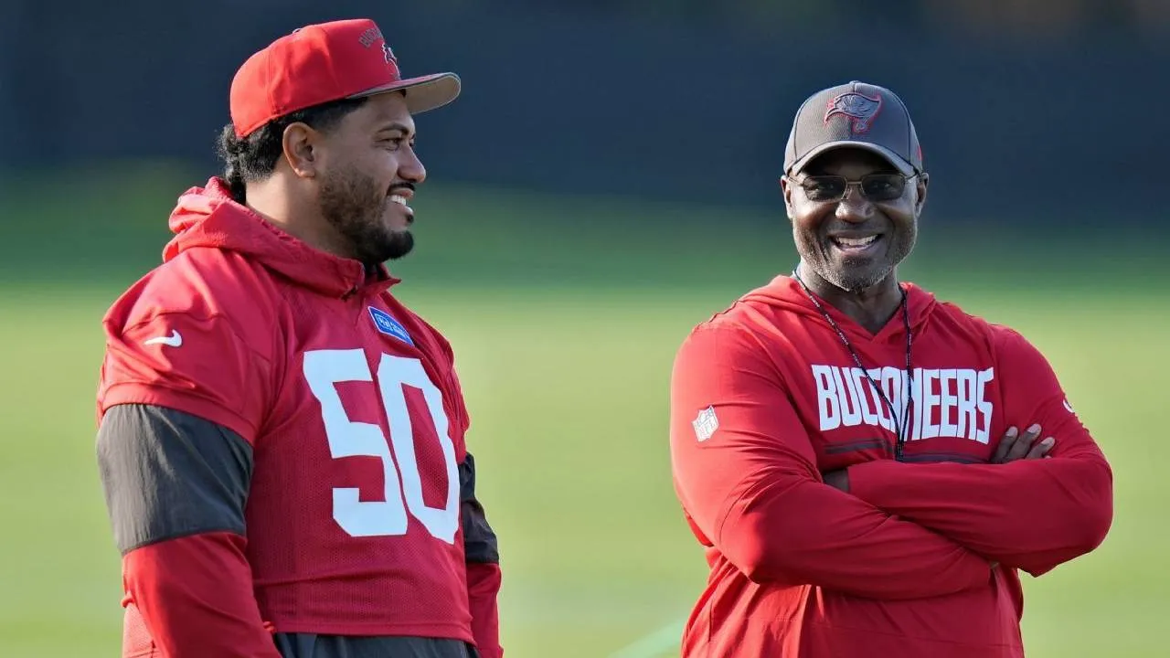 Vita Vea (kiri) dan pelatih Todd Bowles. (Foto: AP)