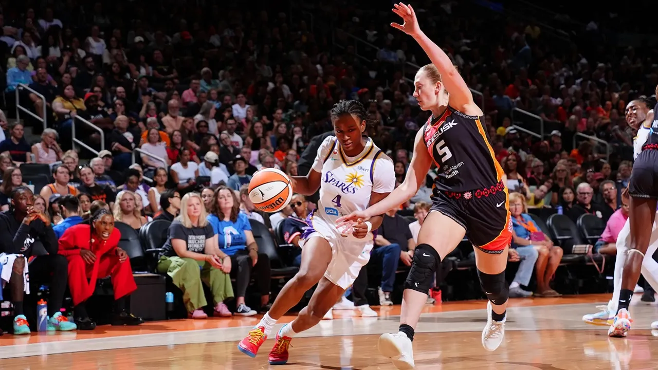 Akoa Makani pelajari dinamika tim Los Angeles Sparks kala cedera.