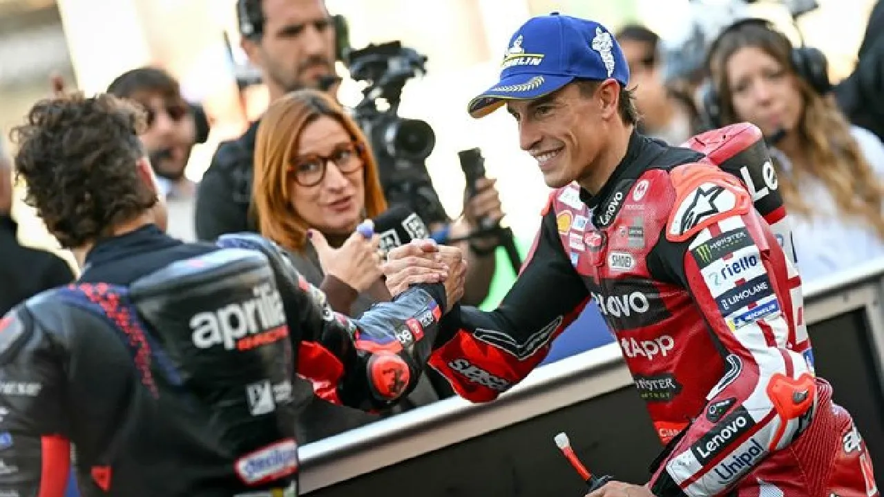 Bos Aprilia Massimo Rivola justru unggulkan Marc Marquez (Ducati) dibanding pembalapnya sendiri. Namun ini diduga hanya sebagai psywar agar Marquez makin tertekan.