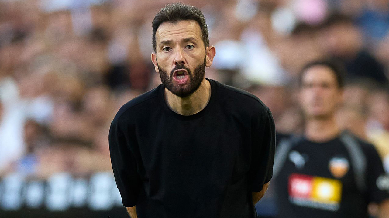 Carlos Corberan Minta Valencia Datangkan Pemain Baru Lagi