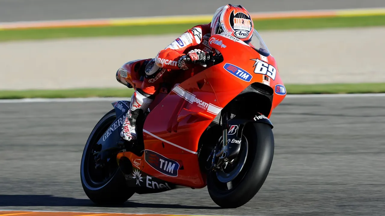 Nicky Hayden tunggangi motor Ducati Desmosedici GP dengan winglet pertama mereka.