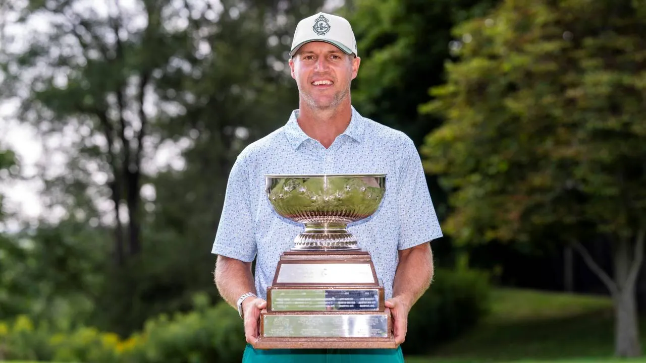 Garrett Rank berpose dengan trofi Canadian Men's Mid-Amateur Championship. (Foto: Golf Digest)