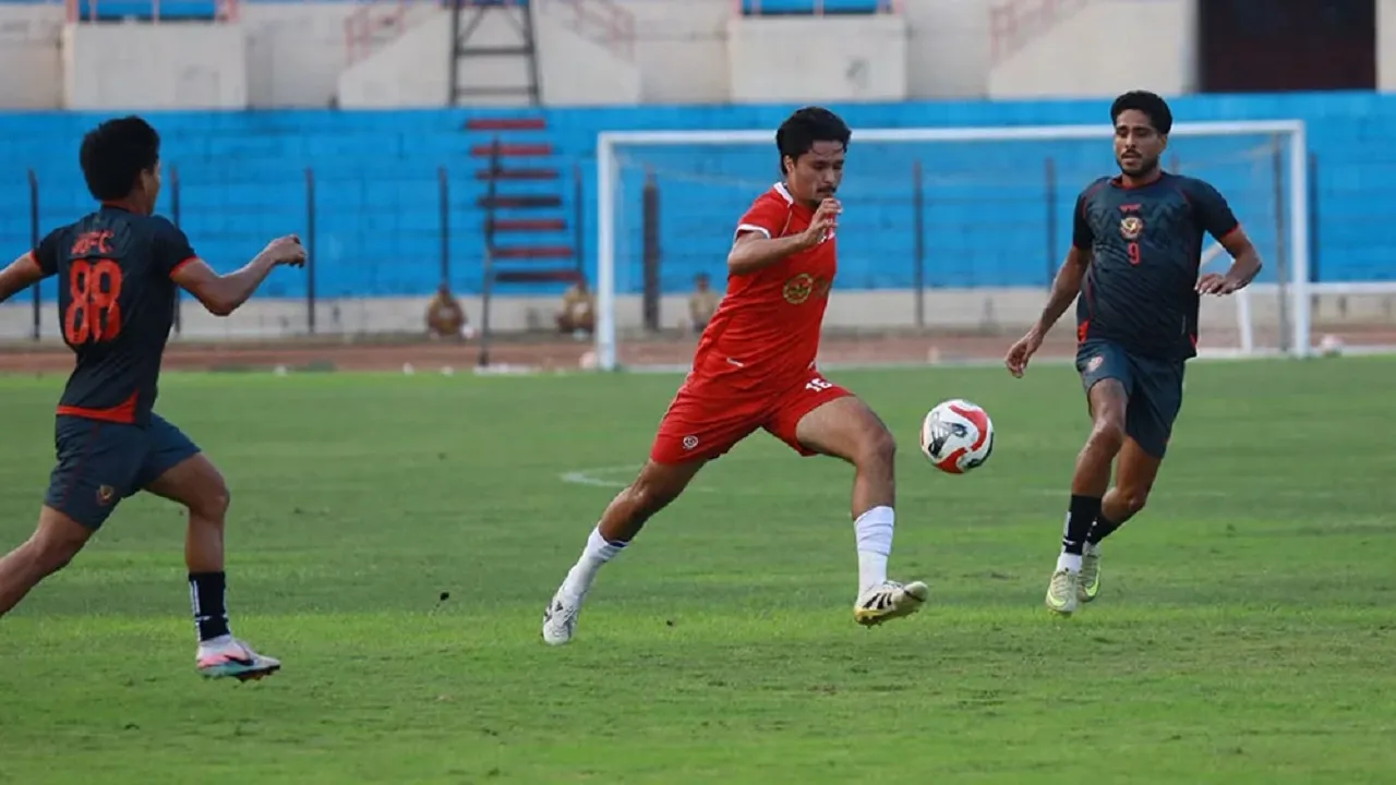 Laga uji coba Madura United kontra Java United FC