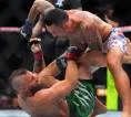Max Holloway Sebut Conor McGregor Terlihat Tua dan Lambat Usai UFC 329