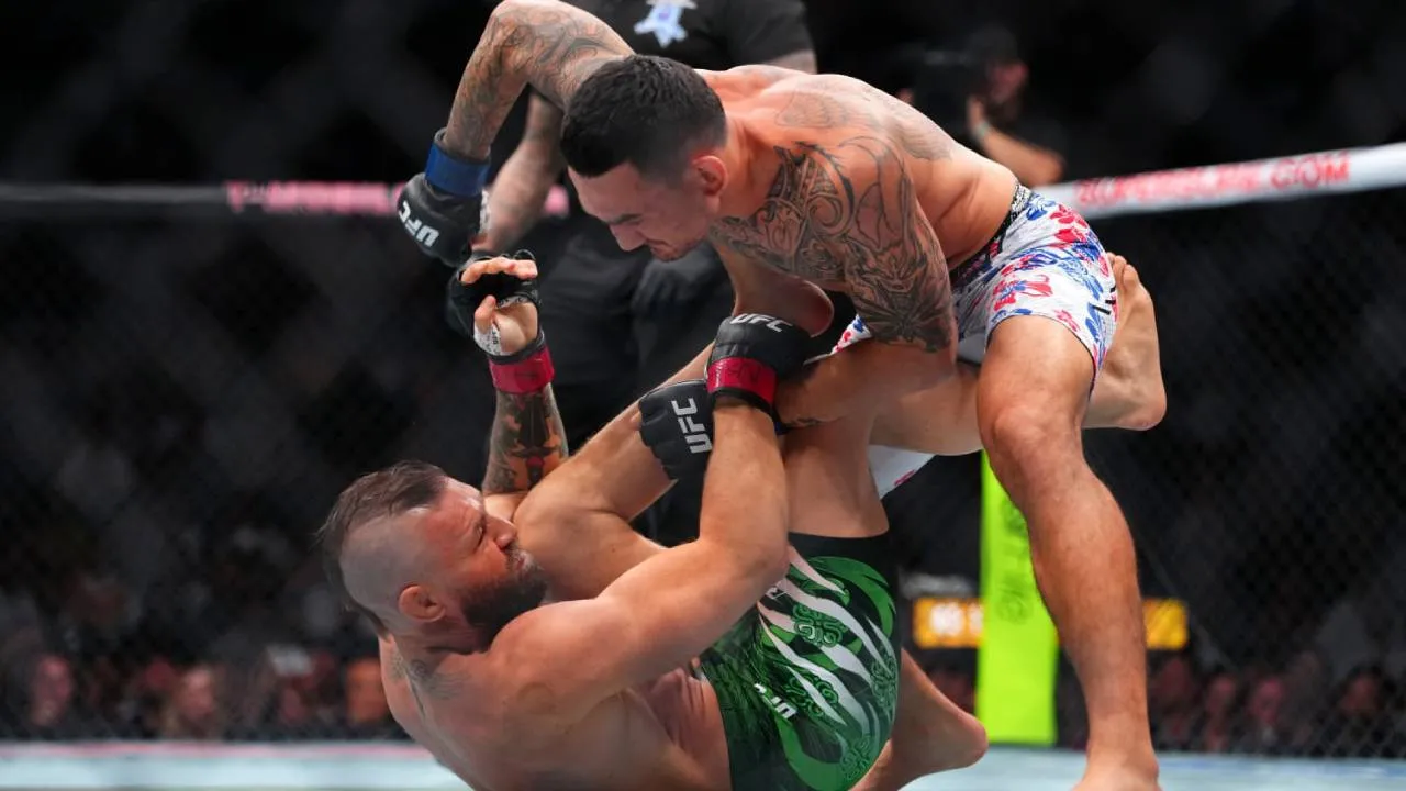 Max Holloway (kanan) mengalahkan Conor McGregor melalui TKO hanya dalam 69 detik pada pertarungan kelas welter di Las Vegas, 11 Juli 2026. (Foto: Fight TV)