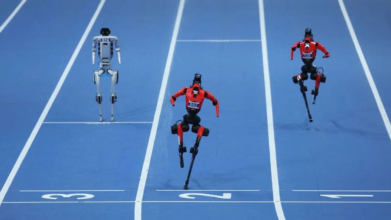 Dalam nomor lari 100 meter, sebuah robot humanoid mencatat waktu 9,39 detik, lebih cepat daripada rekor dunia manusia 9,58 detik yang dibuat Usain Bolt, pada 2009. (Foto: AP)