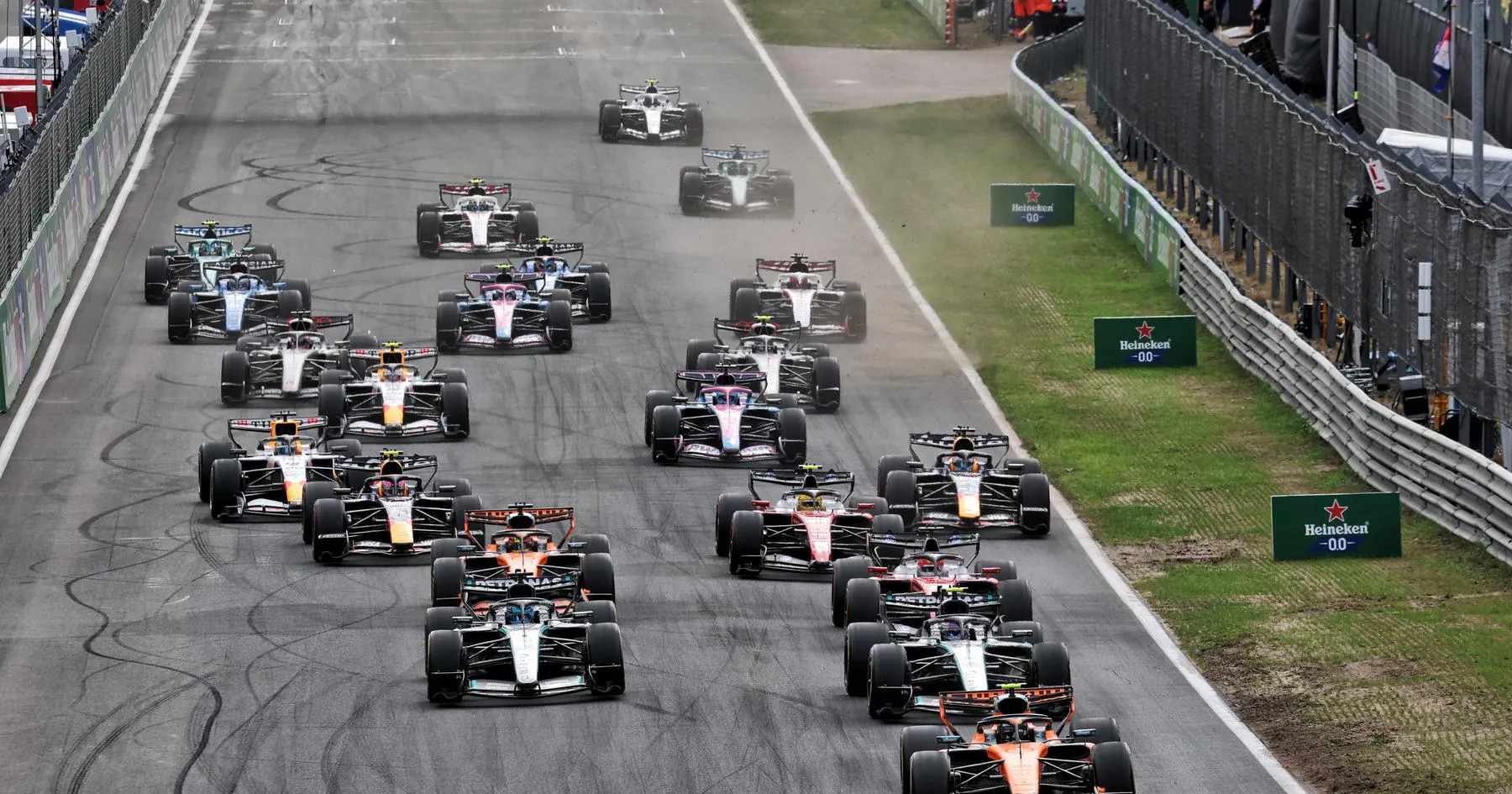 Tiga Pembalap F1 Dapat Poin Penalti Usai Insiden GP Belanda - sumber: (racingnews365)