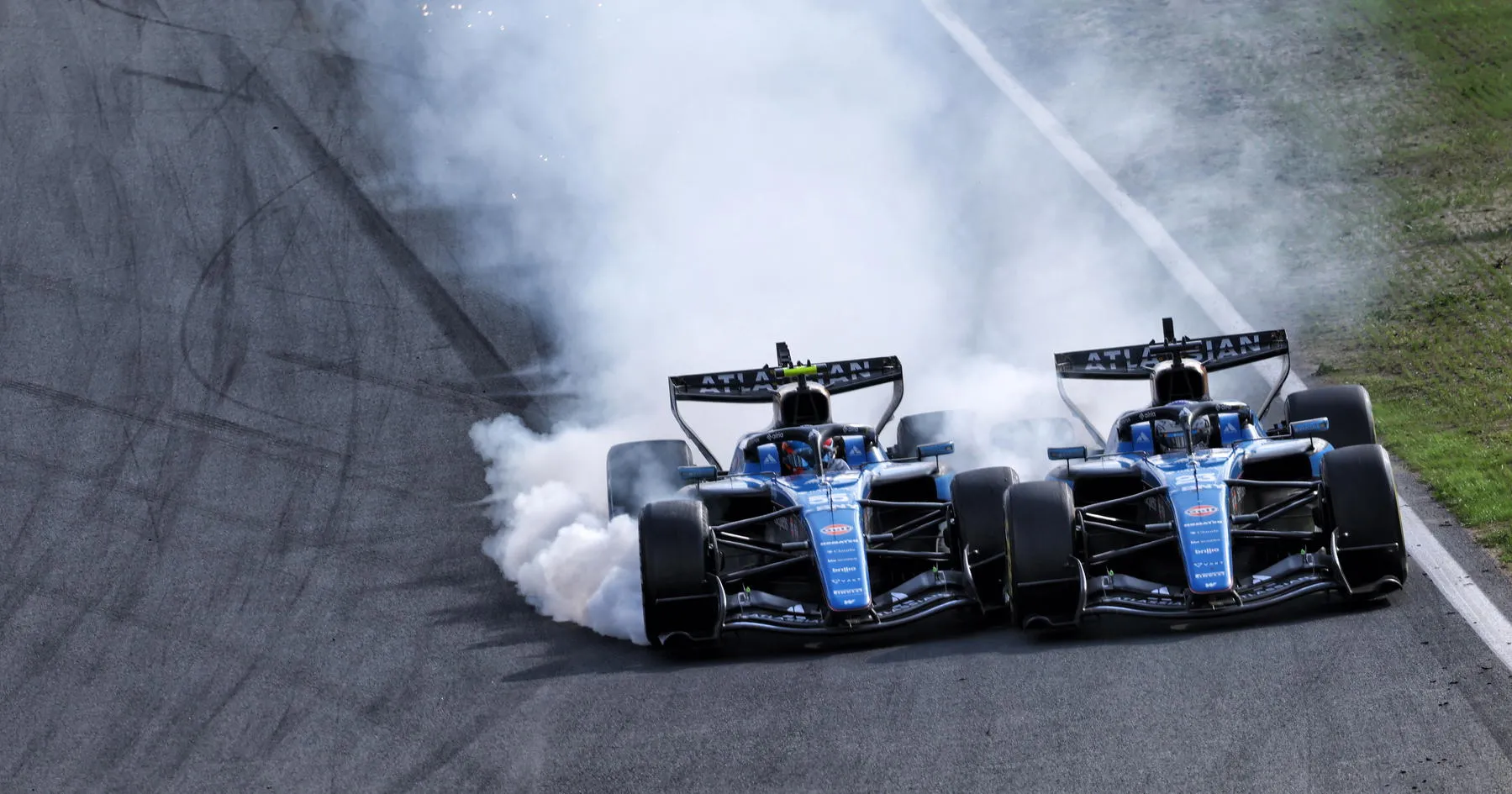 Albon: Insiden dengan Sainz Tidak Seperti Verstappen-Ricciardo - sumber: (racingnews365)