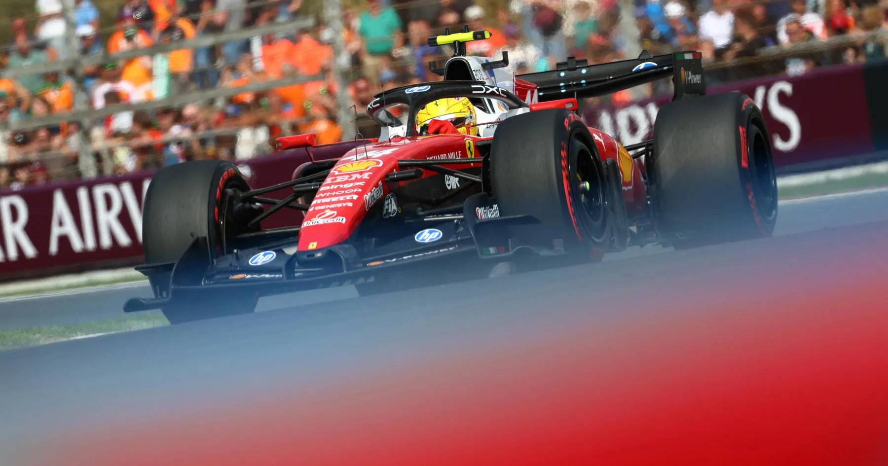 Hamilton Ungkap Kekesalan pada Ferrari Usai Insiden Leclerc - sumber: (racingnews365)