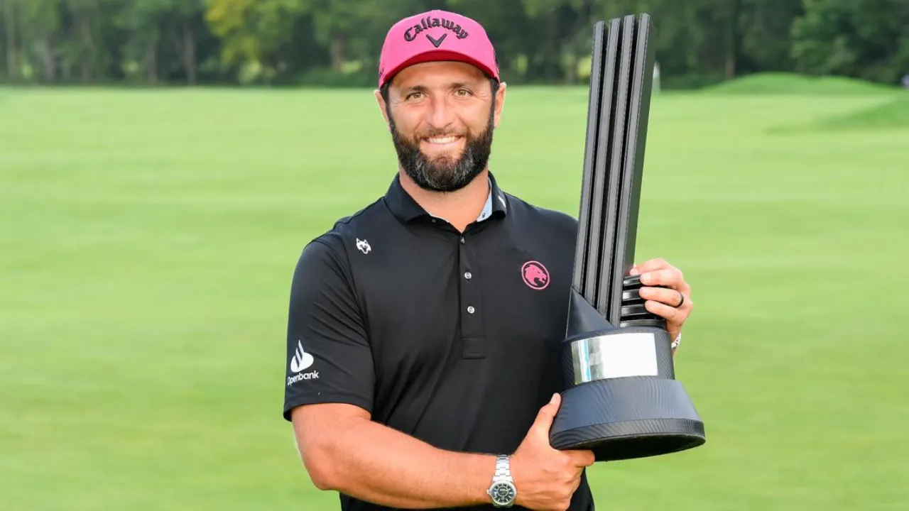Jon Rahm berpose dengan trofi juara klasemen poin LIV Golf 2026. (Foto: Golf Digest)