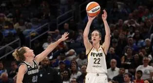 Kelsey Mitchell dan Caitlin Clark Bawa Indiana Fever Kalahkan Chicago Sky
