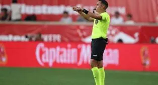 Kritik Wasit Genoa vs Napoli, Cesari: Marco Di Bello Harus Hukum