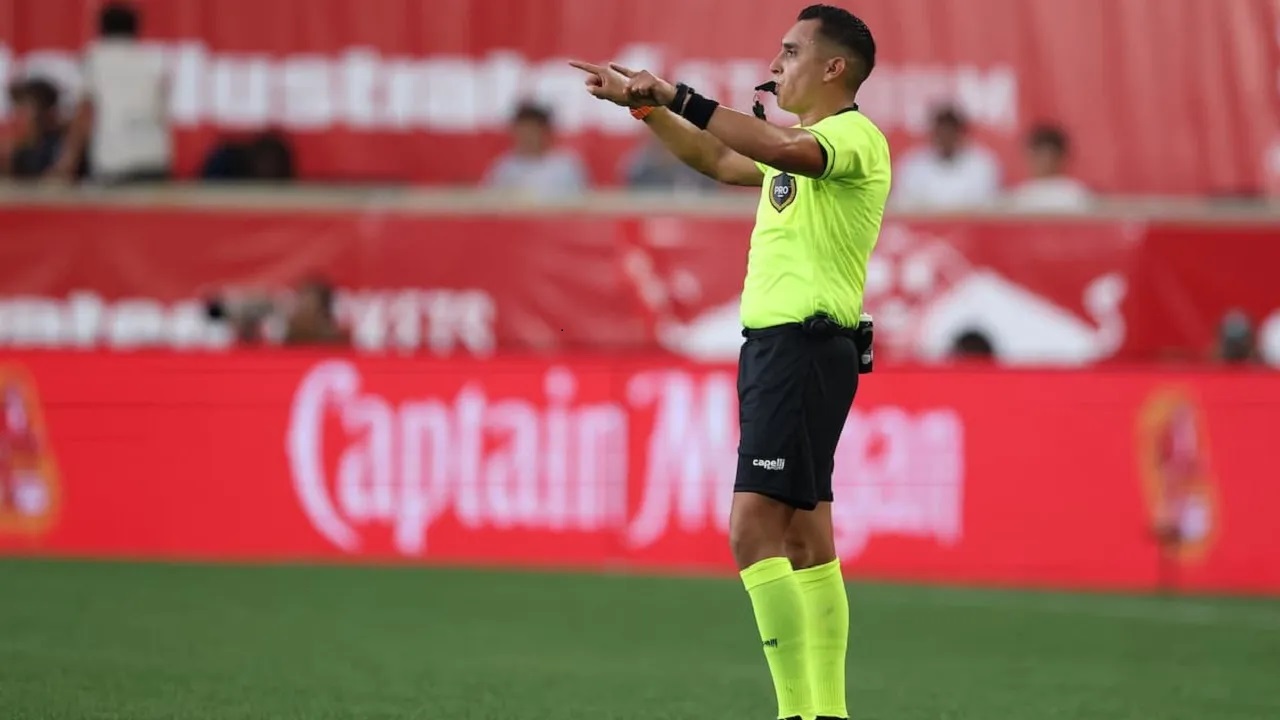 Kritik Wasit Genoa vs Napoli, Cesari: Marco Di Bello Harus Hukum
