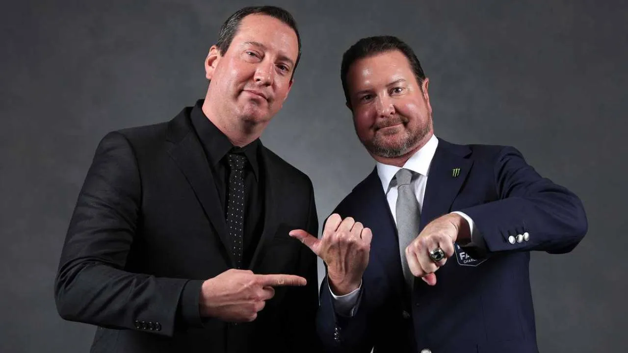 Kurt Busch (kiri) dan sang adik, Kyle Busch. (Foto: AP)