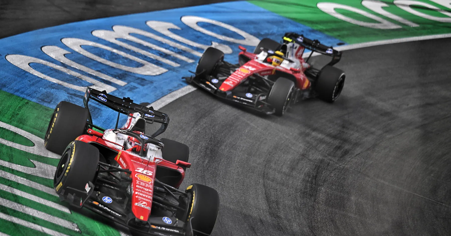 Leclerc Ungkap Arahan Ferrari yang Bikin Hamilton Kesal - sumber: (racingnews365)