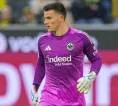 Leeds United Terancam Gagal Boyong Michael Zetterer dari Frankfurt