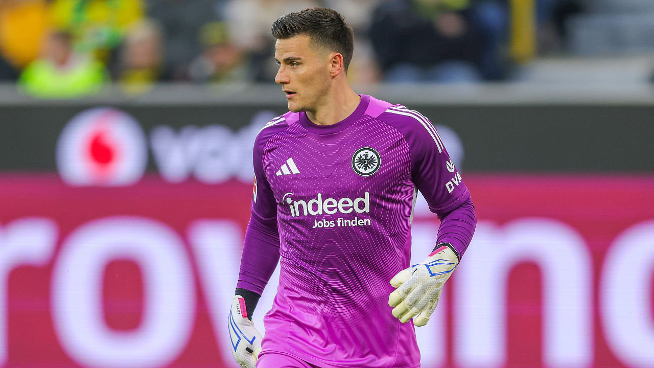 Leeds United Terancam Gagal Boyong Michael Zetterer dari Frankfurt