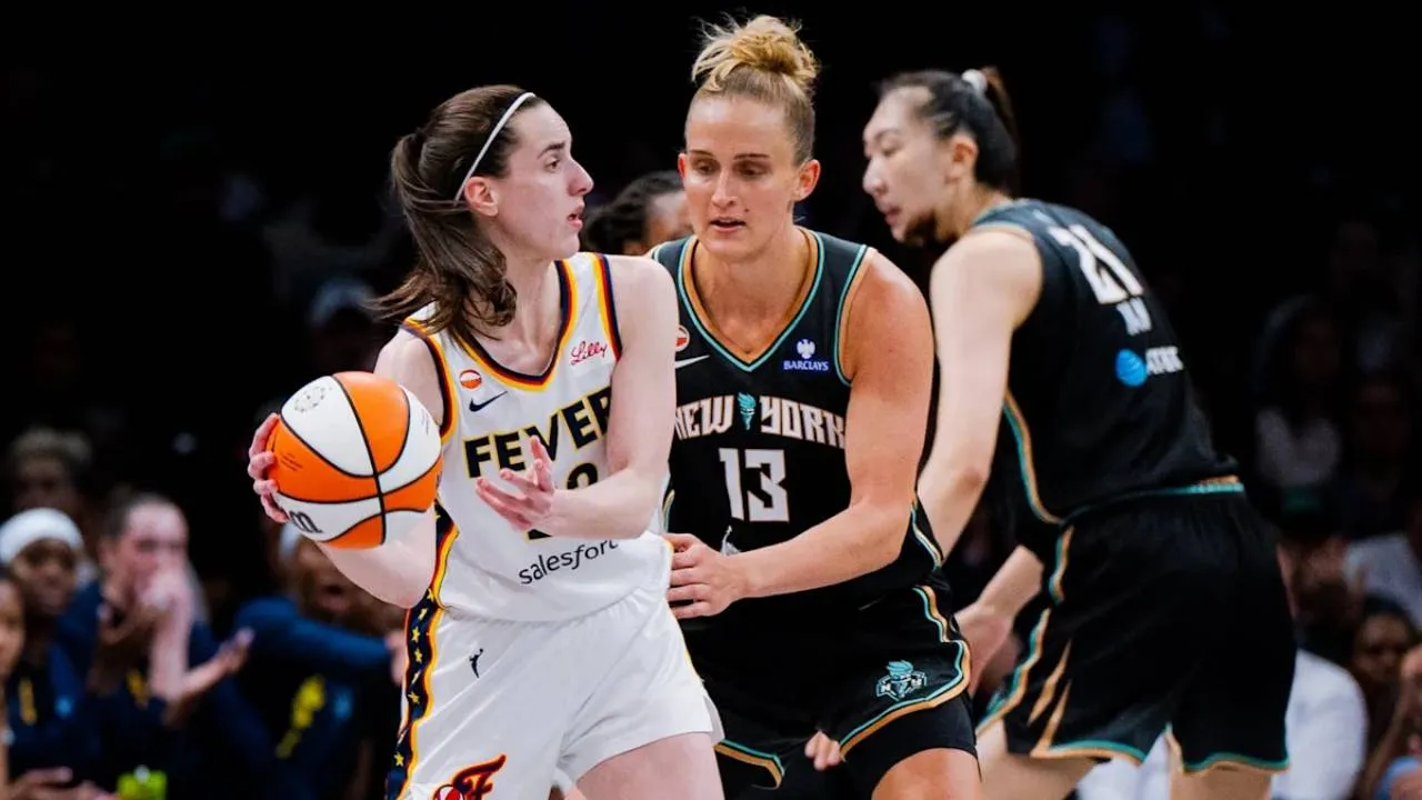 Leonie Fiebich (tengah) menjaga bintang Indiana Fever Caitlin Clark saat New York Liberty mengalahkan Fever 109-102. (Foto: AP)