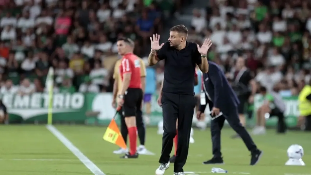 Martín Anselmi Sebut Bobot Kekalahan Elche buat Kata-kata Jadi Tidak Perlu