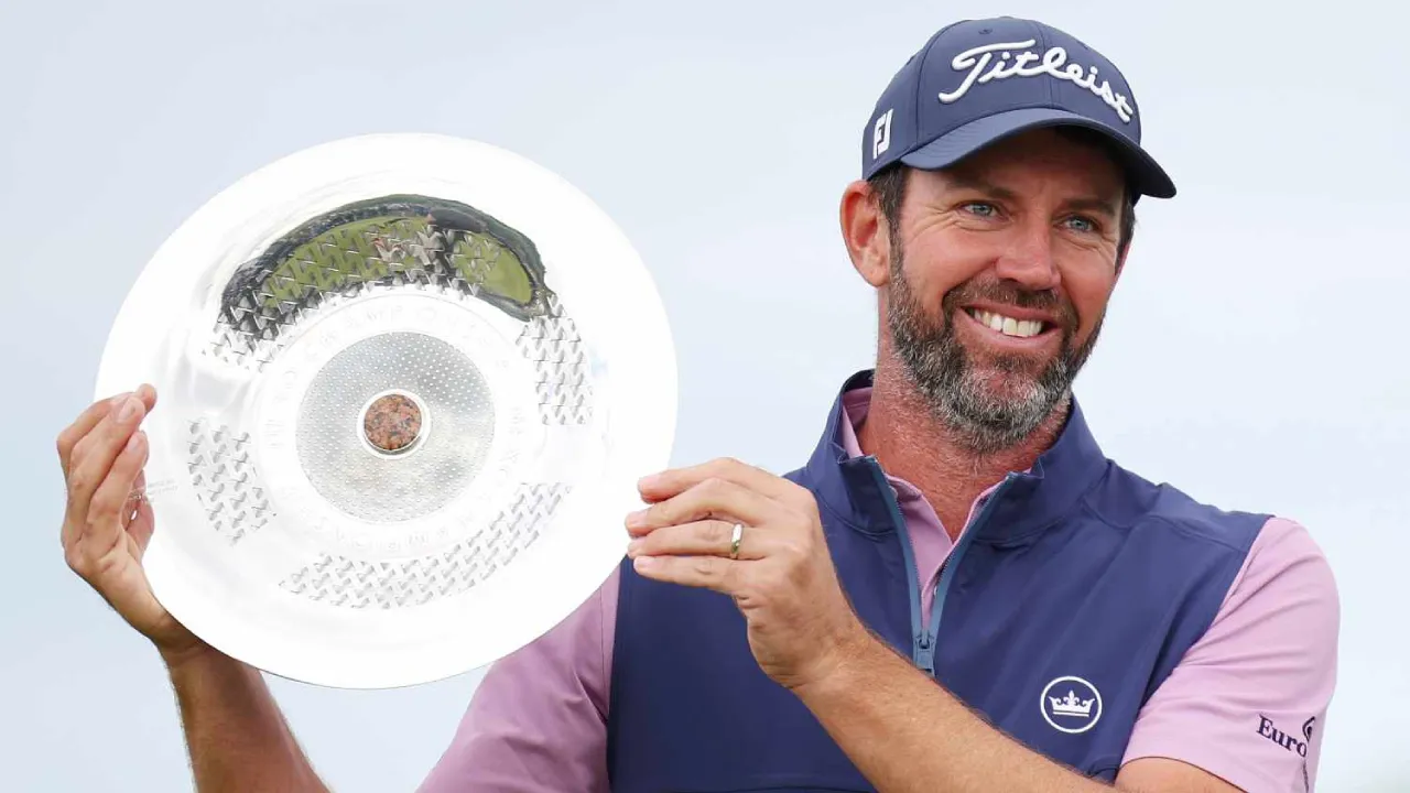 Scott Jamieson berpose dengan trofi Nexo Championship. (Foto: Golf Digest)