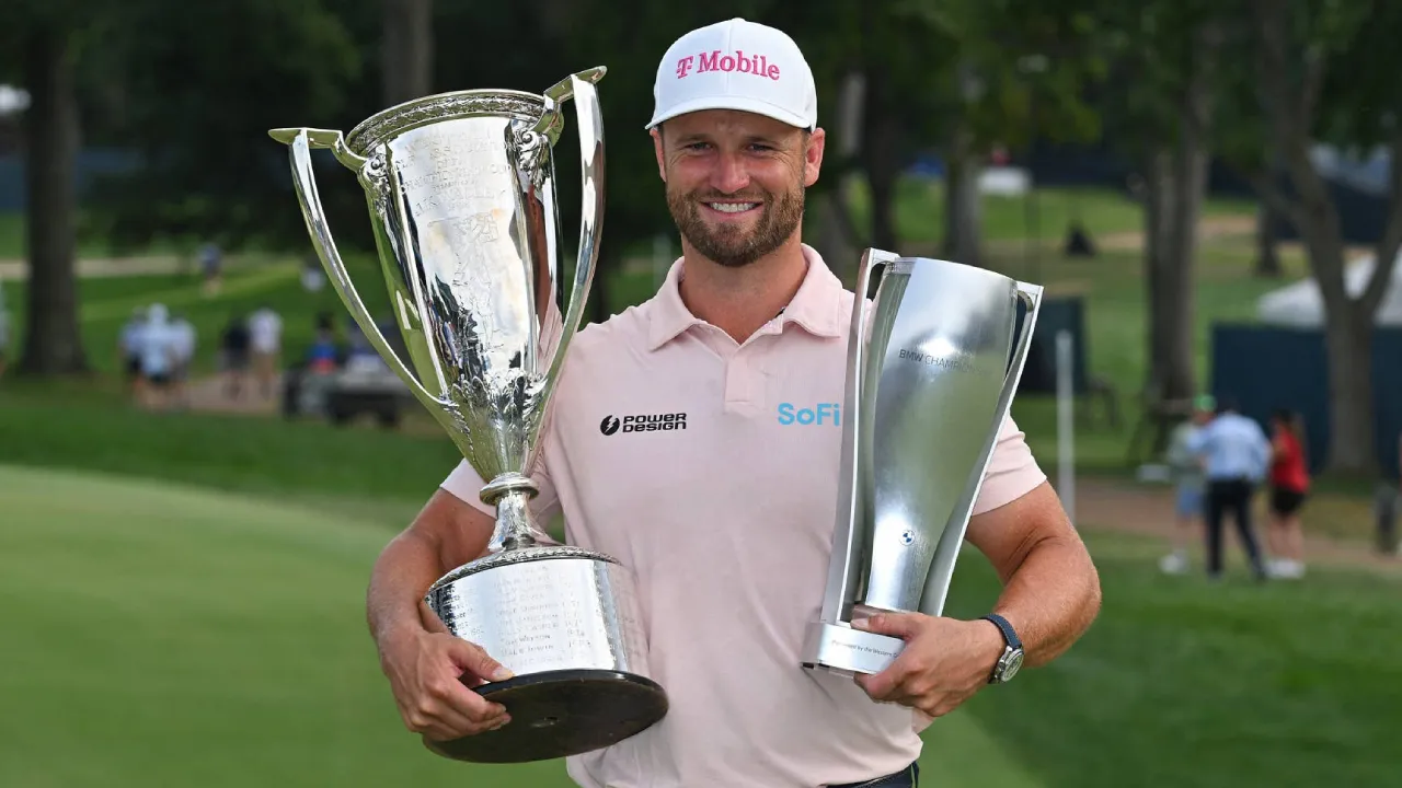 Wyndham Clark berpose dengan trofi BMW Championship. (Foto: Golf Digest)