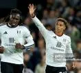 Alvaro Arbeloa Puji Josh King usai Bobol Gawang Chelsea
