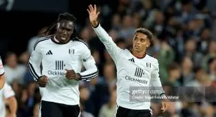 Alvaro Arbeloa Puji Josh King usai Bobol Gawang Chelsea