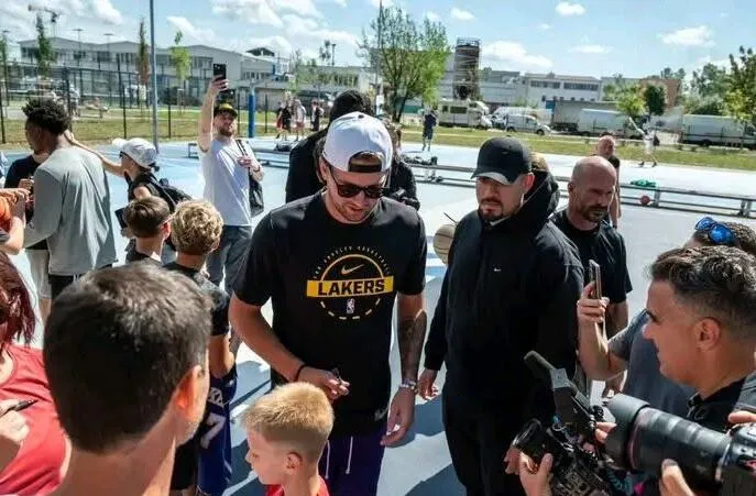 Austin Reaves Terkejut Ketenaran Doncic di Slovenia - sumber: (mainbasket)