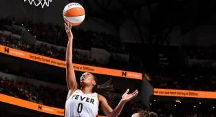 Caitlin Clark Puji Performa Kelsey Mitchell Saat Lawan Sky