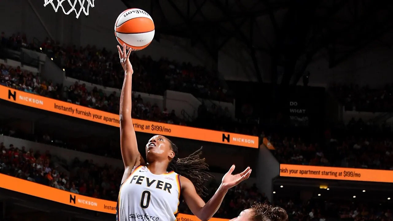 Caitlin Clark Puji Performa Kelsey Mitchell Saat Lawan Sky
