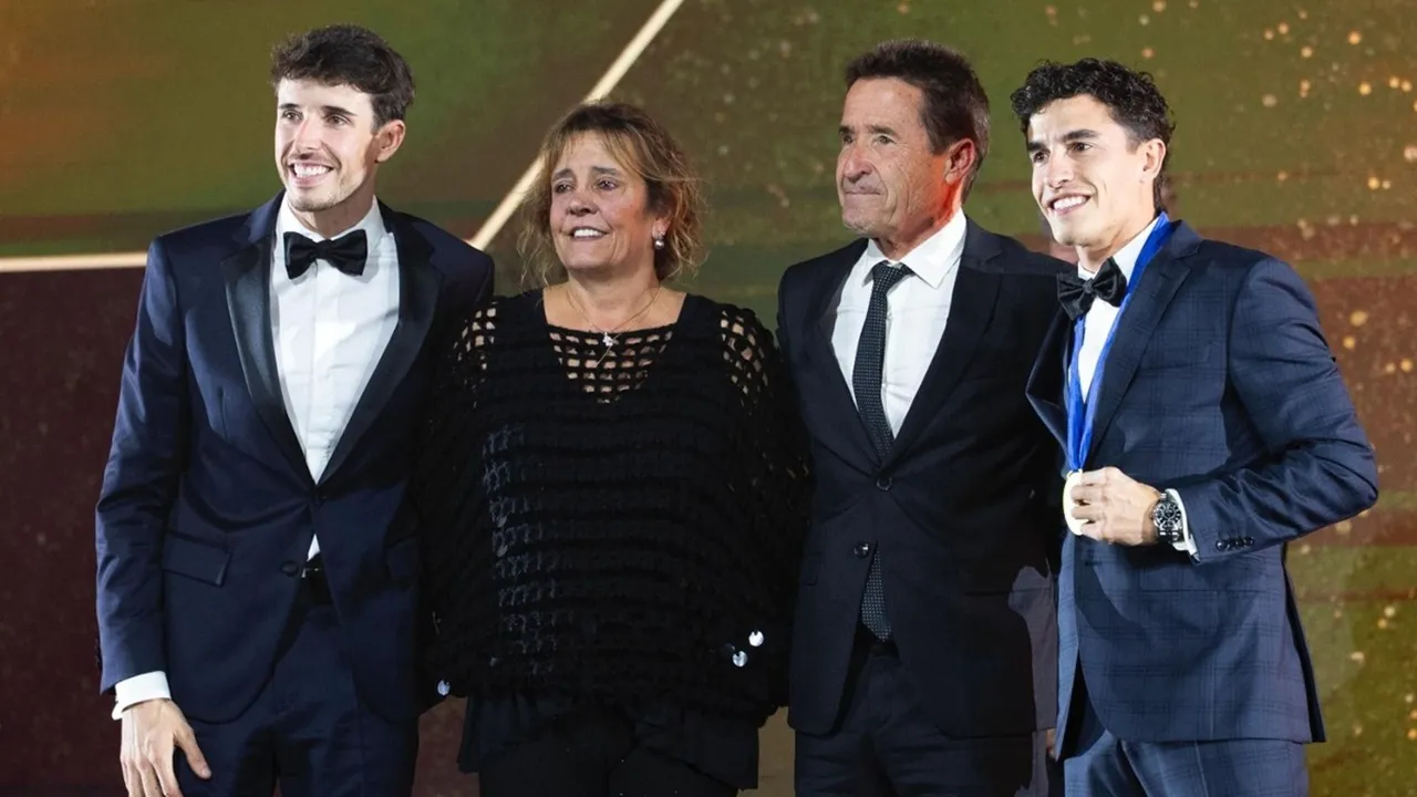 Marc Marquez dan Alex Marquez bersama Julia Marquez (Ayah) dan Roser Alenta (Ibu).